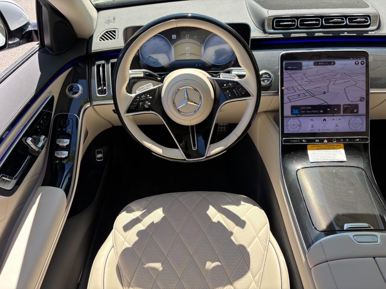 Mercedes-Benz S-Class Vehicle Full-screen Gallery Image 15