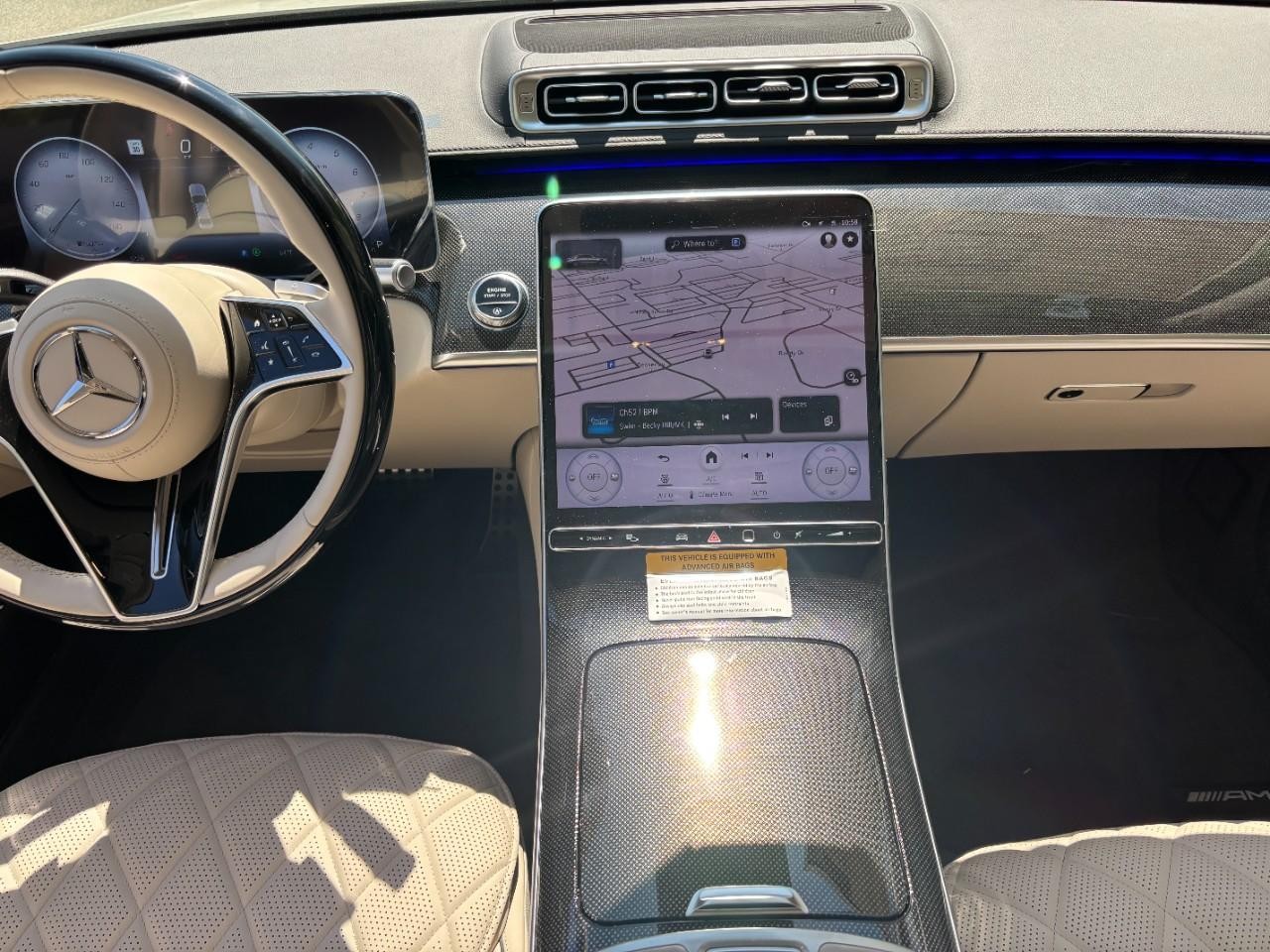 Mercedes-Benz S-Class Vehicle Full-screen Gallery Image 16