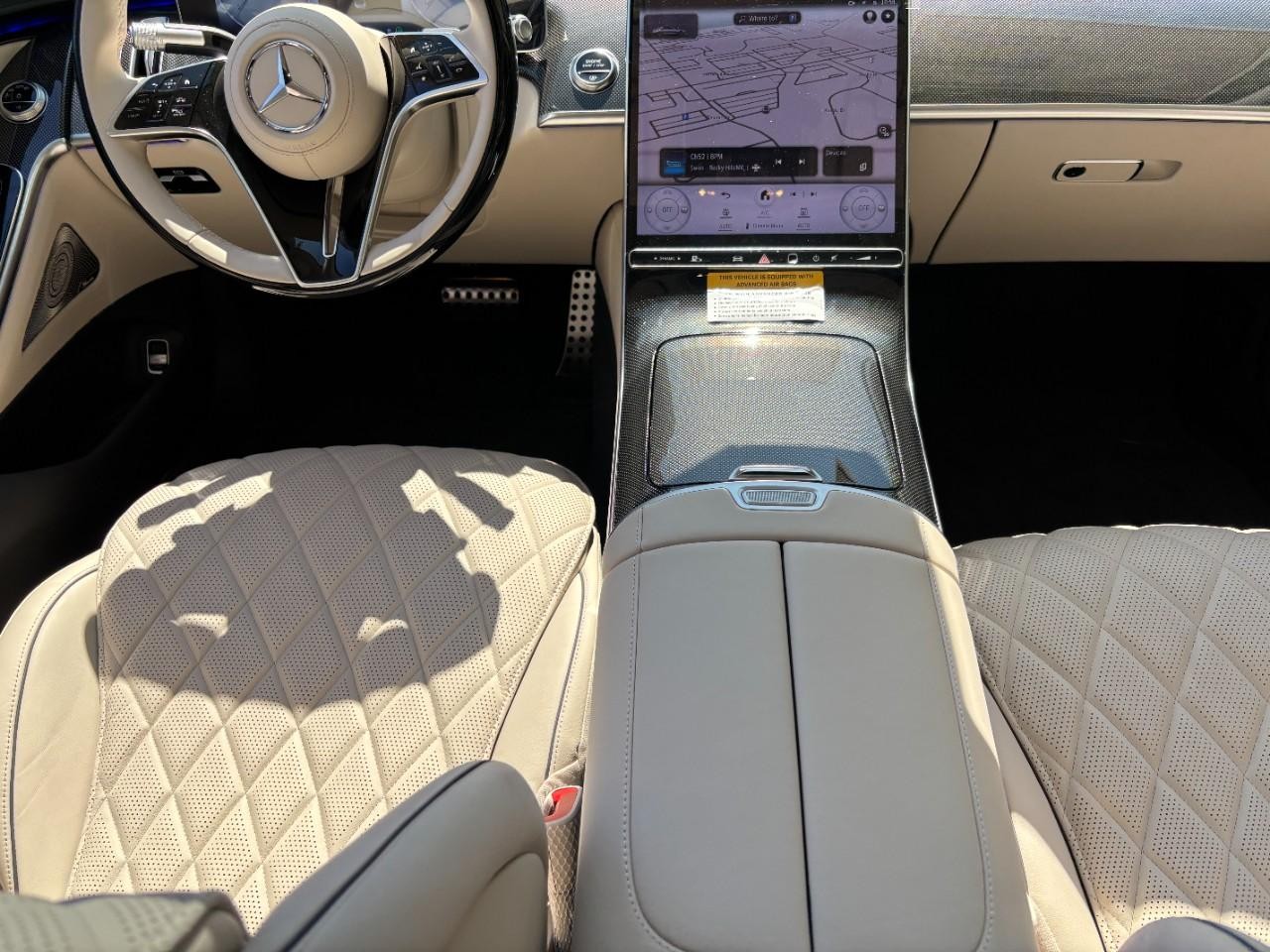 Mercedes-Benz S-Class Vehicle Full-screen Gallery Image 17