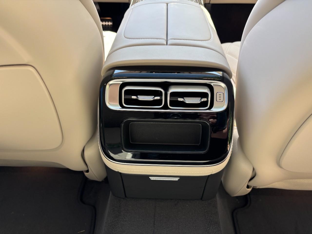 Mercedes-Benz S-Class Vehicle Full-screen Gallery Image 18