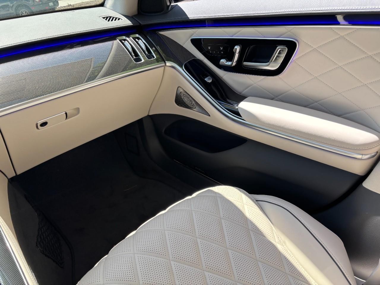 Mercedes-Benz S-Class Vehicle Full-screen Gallery Image 19