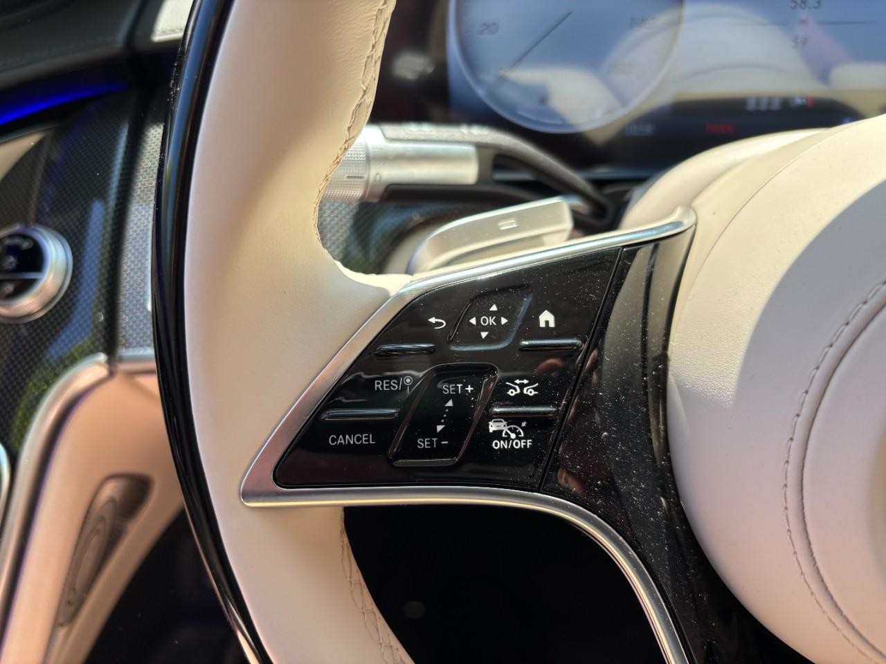 Mercedes-Benz S-Class Vehicle Full-screen Gallery Image 21