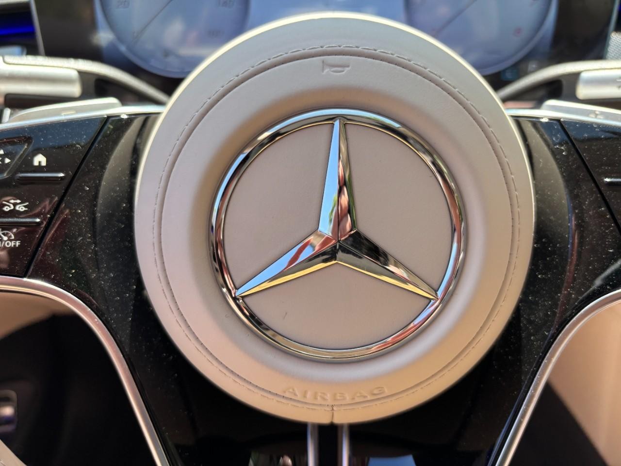 Mercedes-Benz S-Class Vehicle Full-screen Gallery Image 22