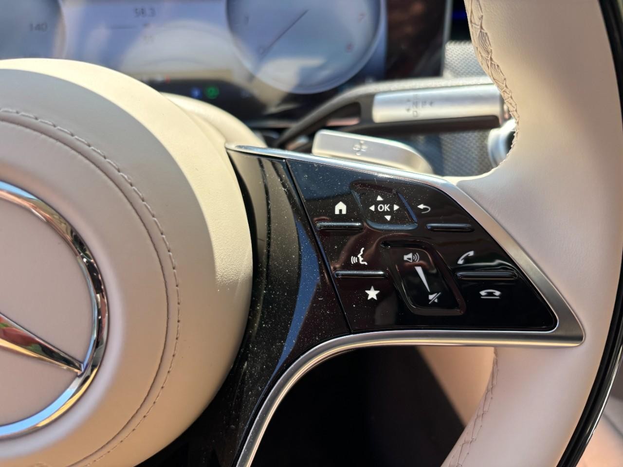 Mercedes-Benz S-Class Vehicle Full-screen Gallery Image 23