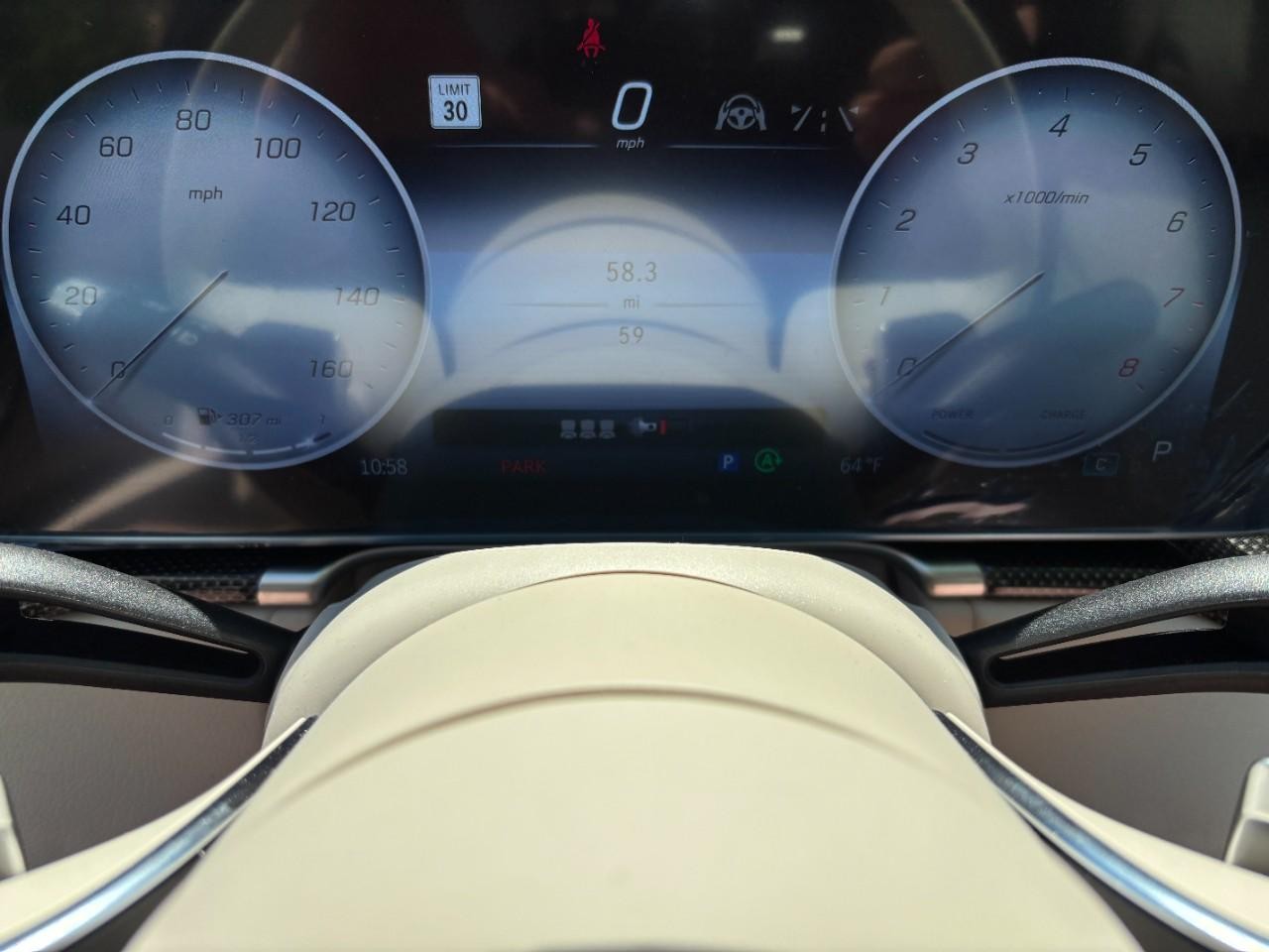 Mercedes-Benz S-Class Vehicle Full-screen Gallery Image 24