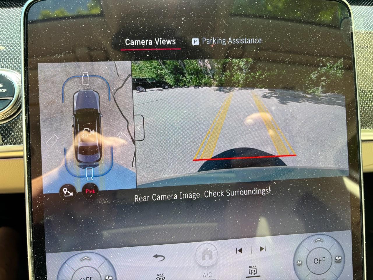 Mercedes-Benz S-Class Vehicle Full-screen Gallery Image 26