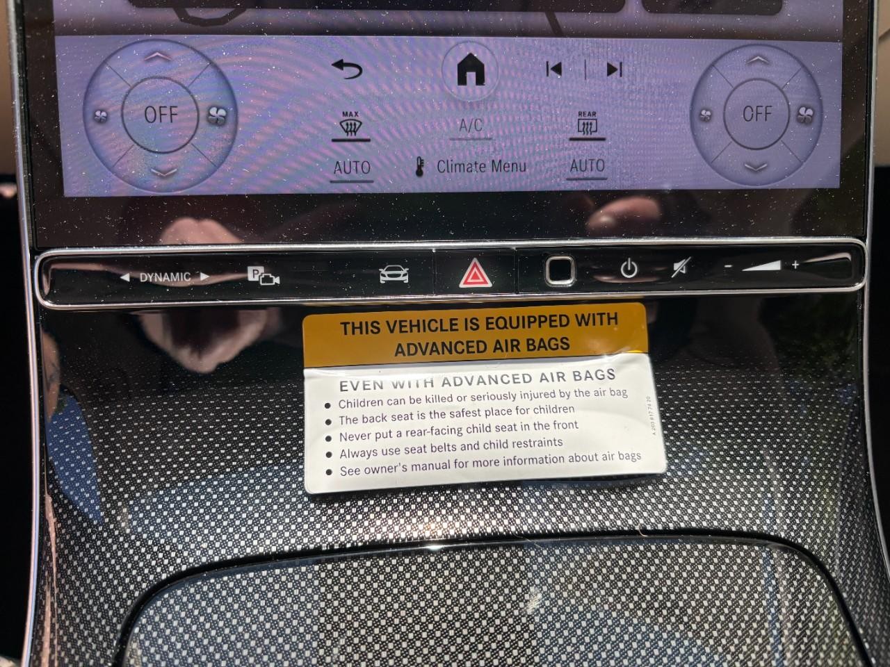 Mercedes-Benz S-Class Vehicle Full-screen Gallery Image 27