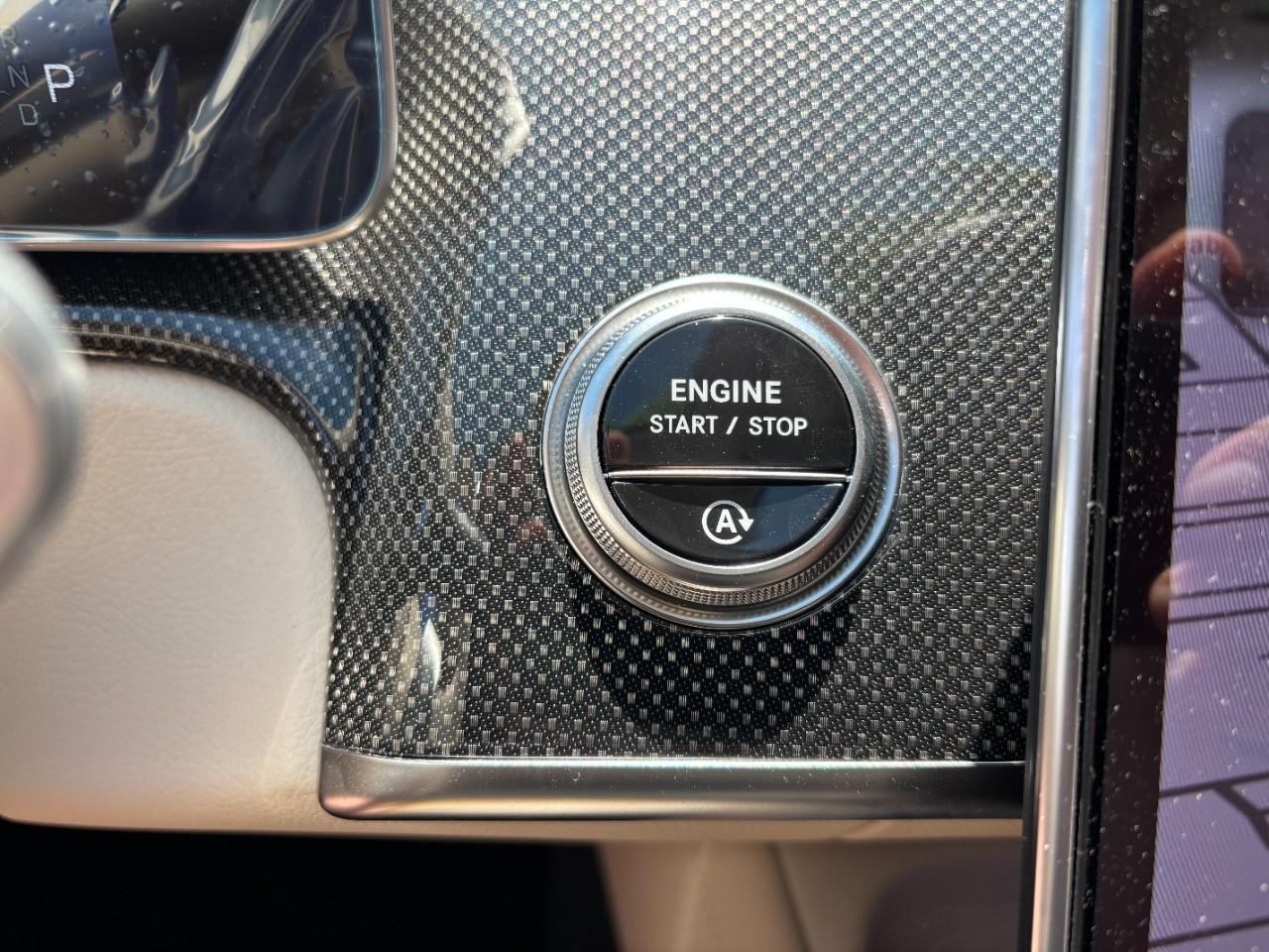 Mercedes-Benz S-Class Vehicle Full-screen Gallery Image 29