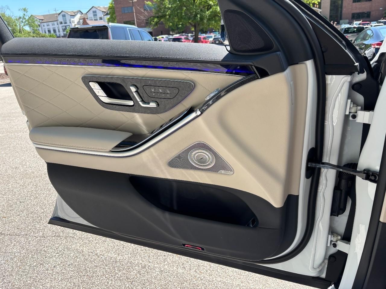 Mercedes-Benz S-Class Vehicle Full-screen Gallery Image 30