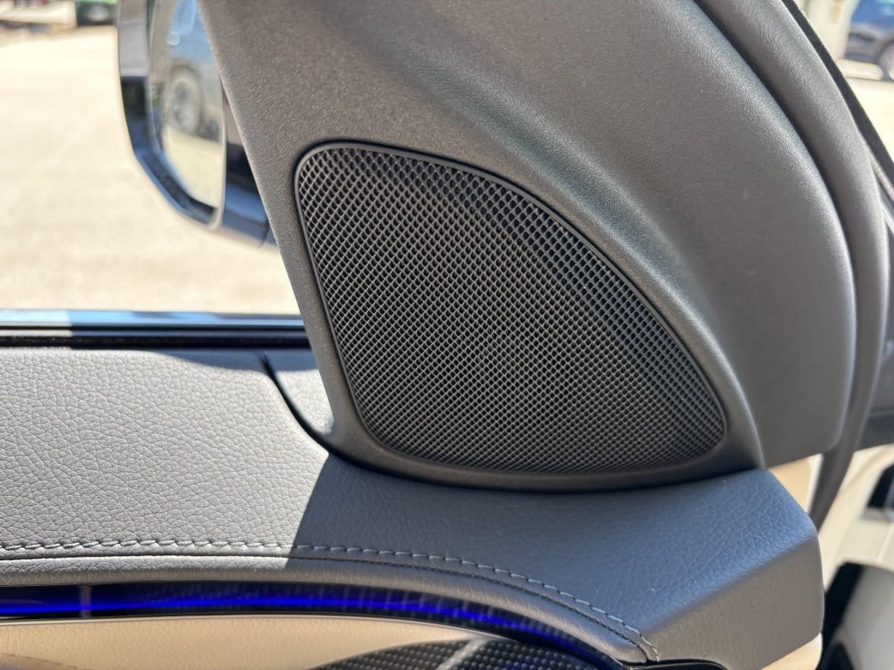 Mercedes-Benz S-Class Vehicle Full-screen Gallery Image 31