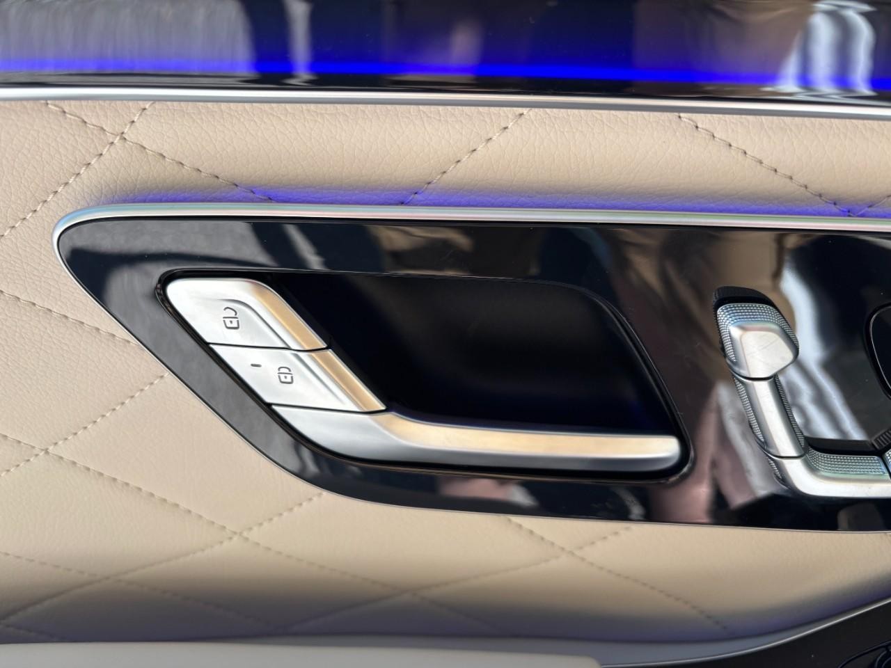 Mercedes-Benz S-Class Vehicle Full-screen Gallery Image 32