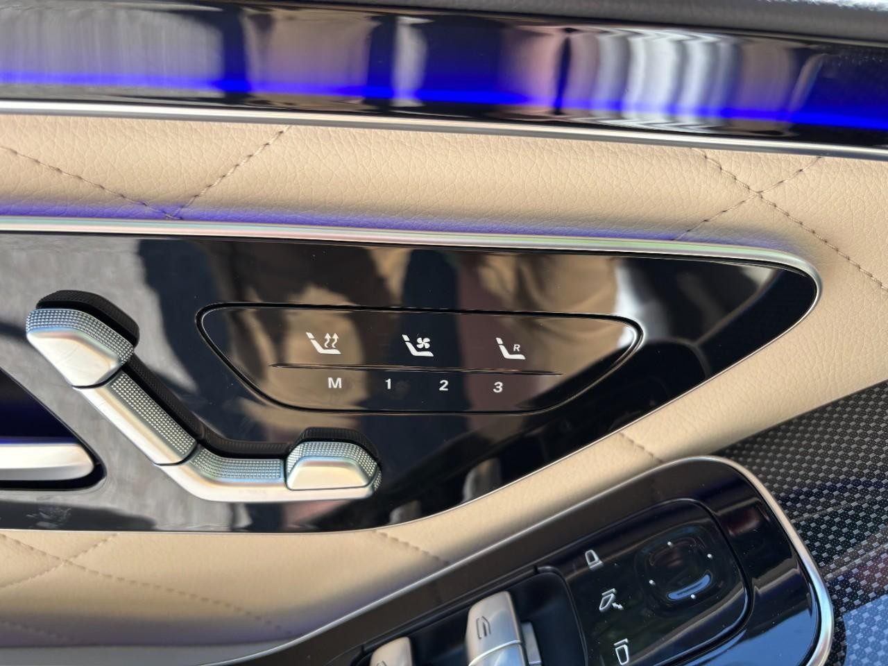 Mercedes-Benz S-Class Vehicle Full-screen Gallery Image 33