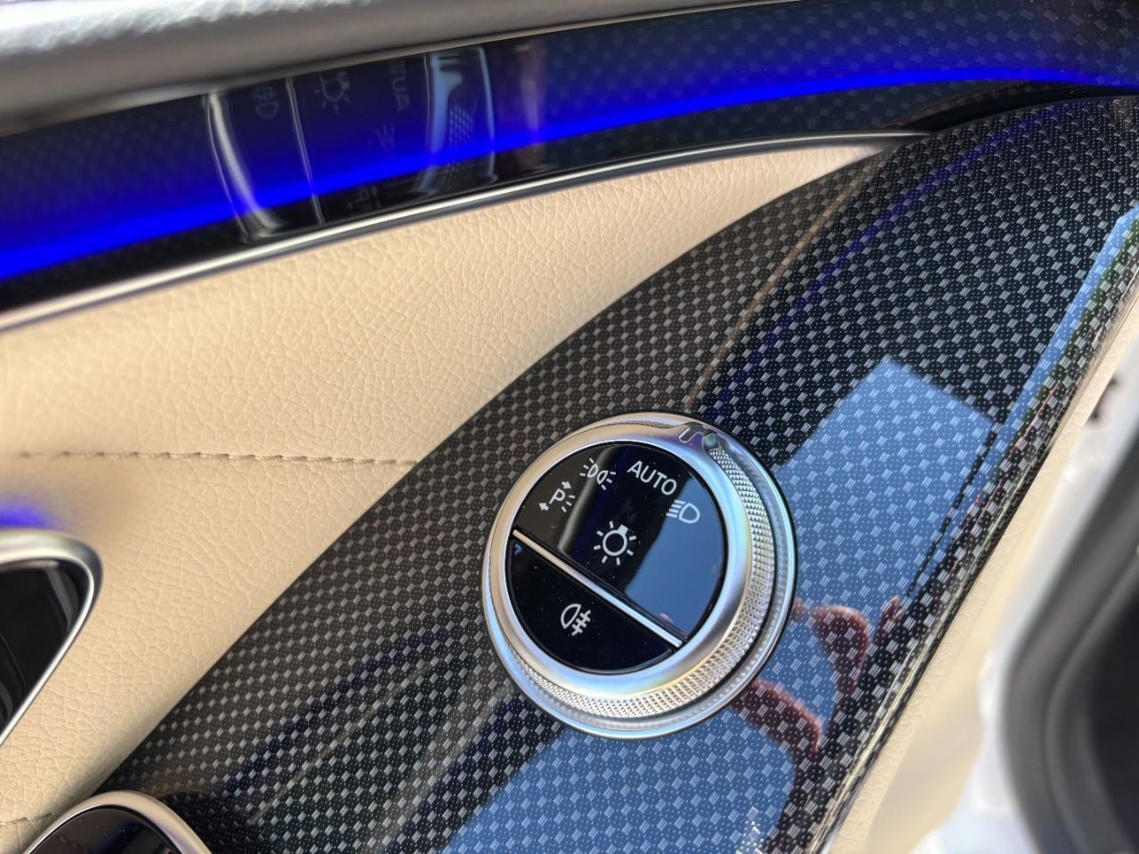 Mercedes-Benz S-Class Vehicle Full-screen Gallery Image 34