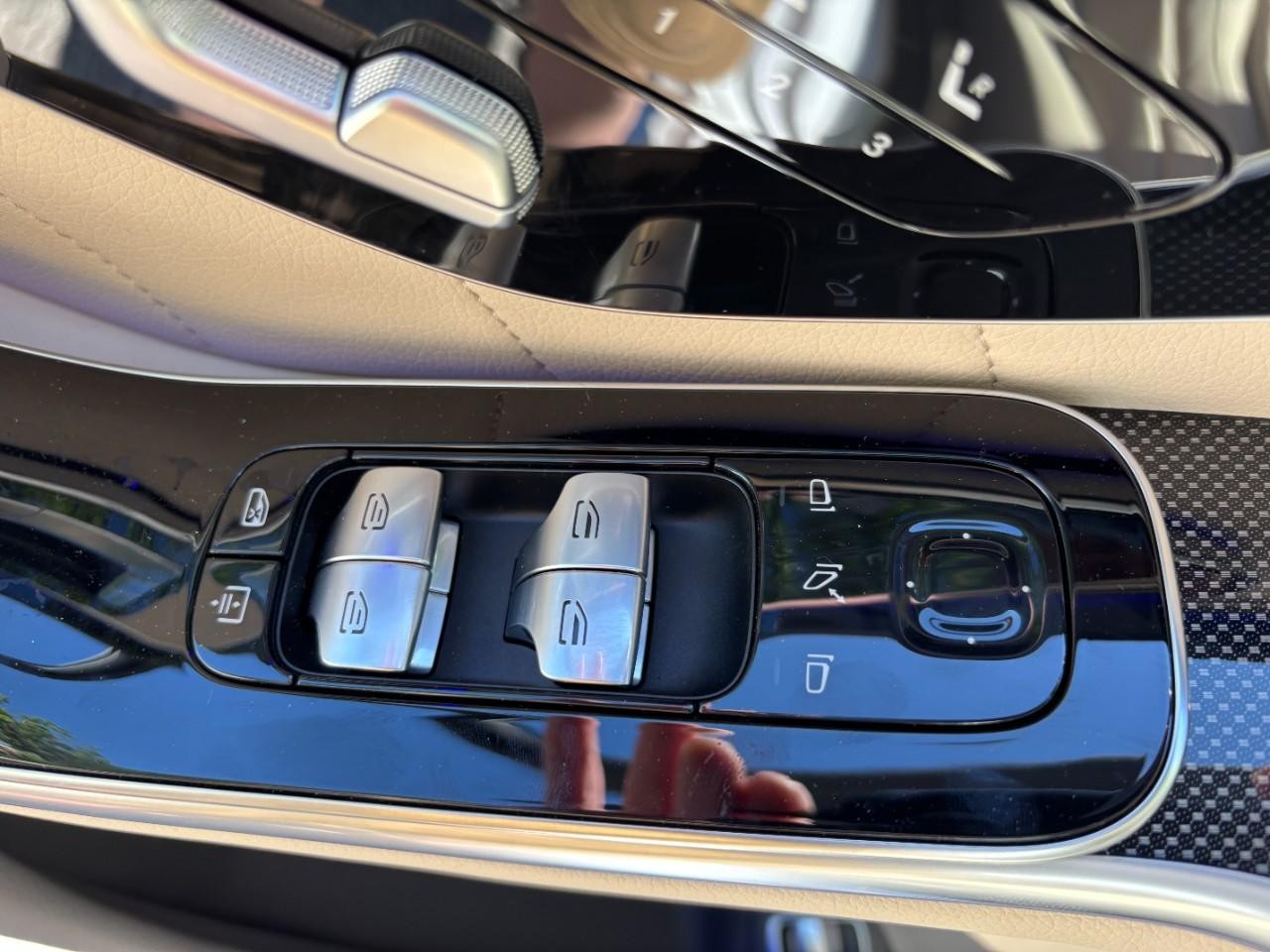 Mercedes-Benz S-Class Vehicle Full-screen Gallery Image 35