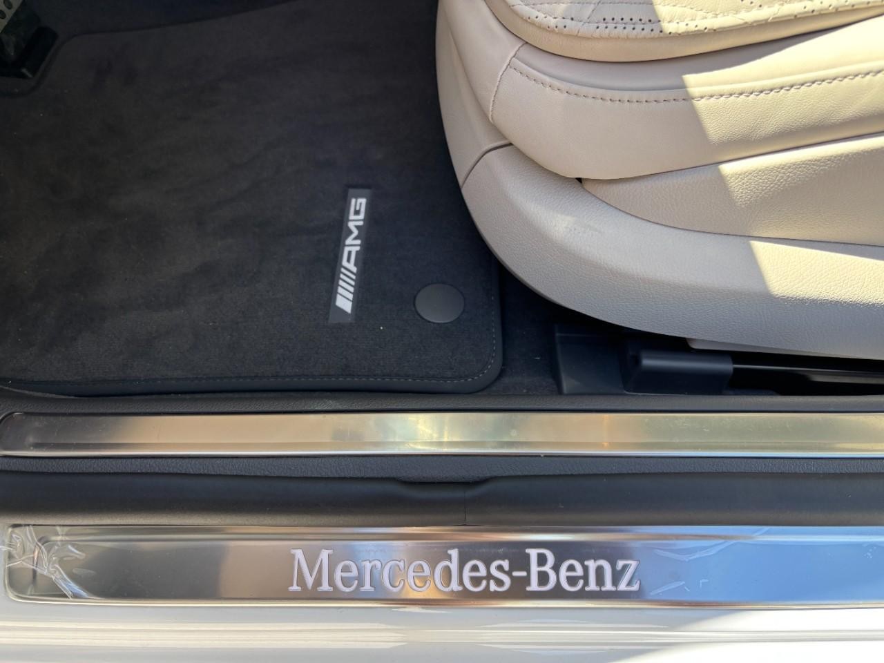 Mercedes-Benz S-Class Vehicle Full-screen Gallery Image 36