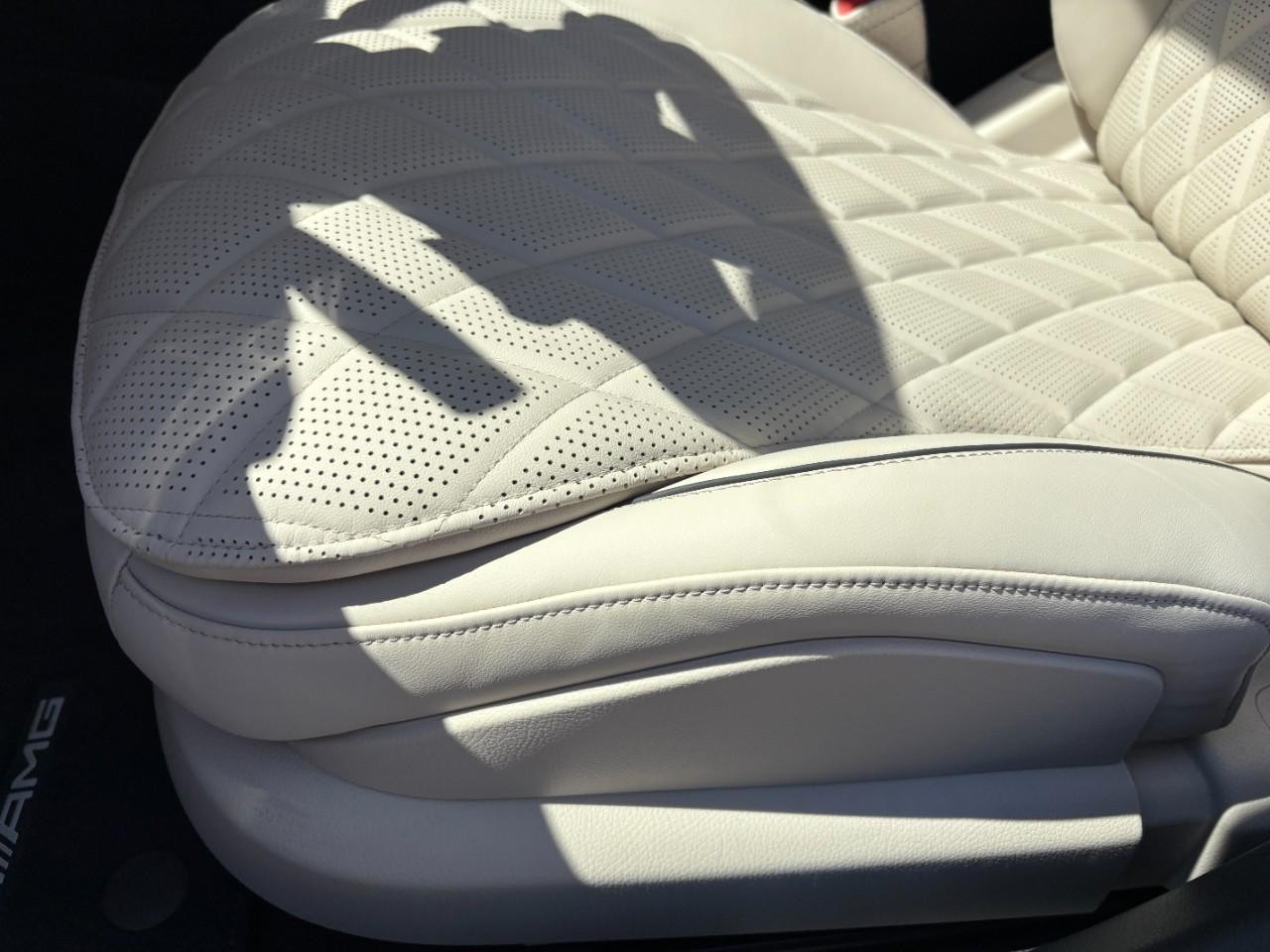 Mercedes-Benz S-Class Vehicle Full-screen Gallery Image 37