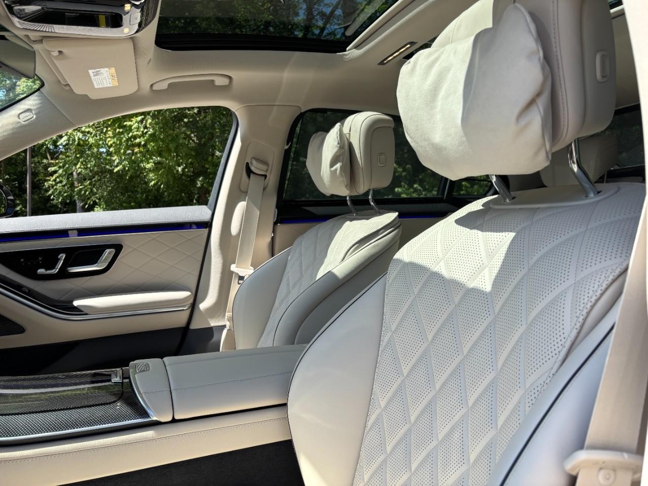 Mercedes-Benz S-Class Vehicle Full-screen Gallery Image 38