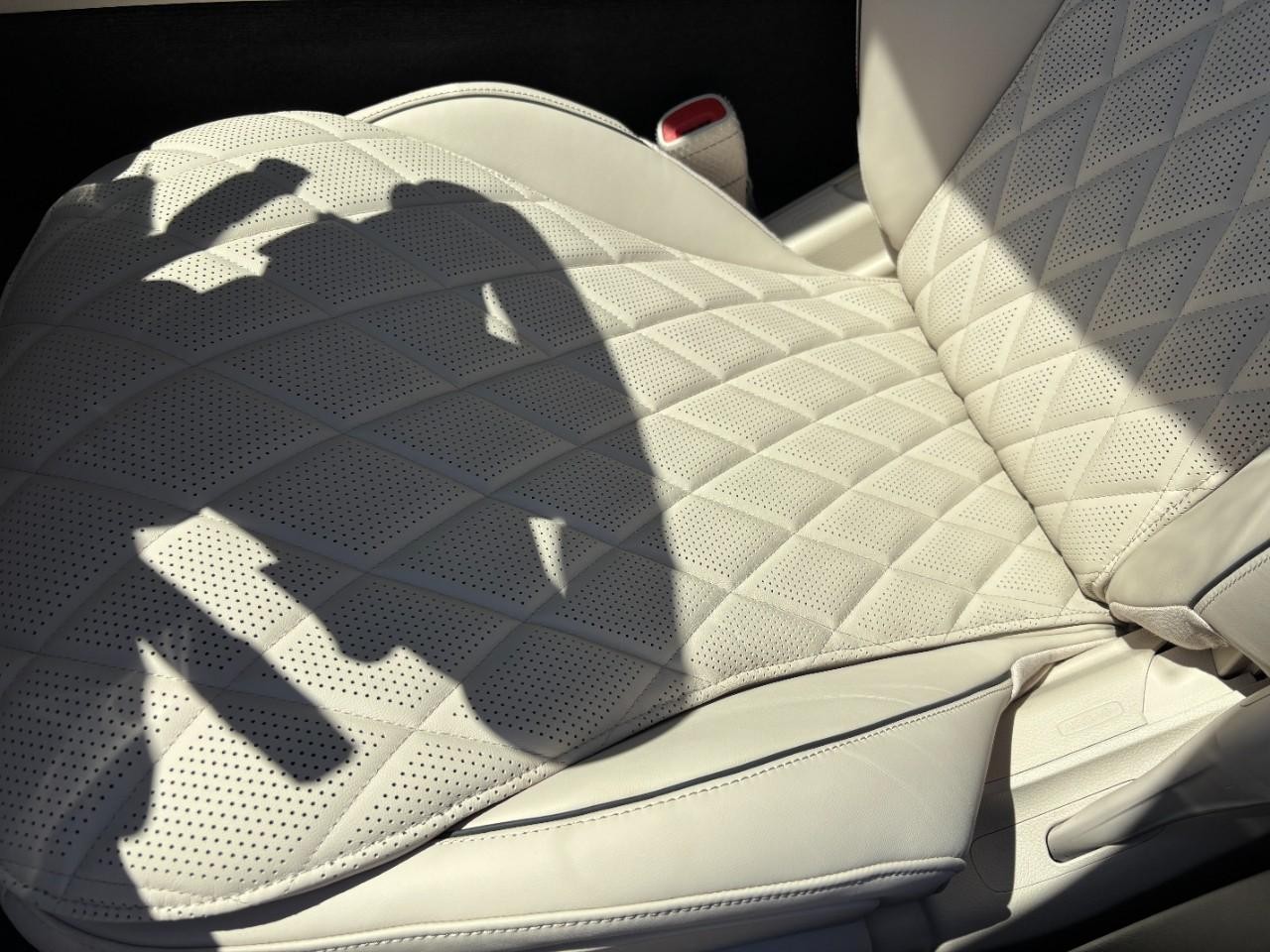 Mercedes-Benz S-Class Vehicle Full-screen Gallery Image 39