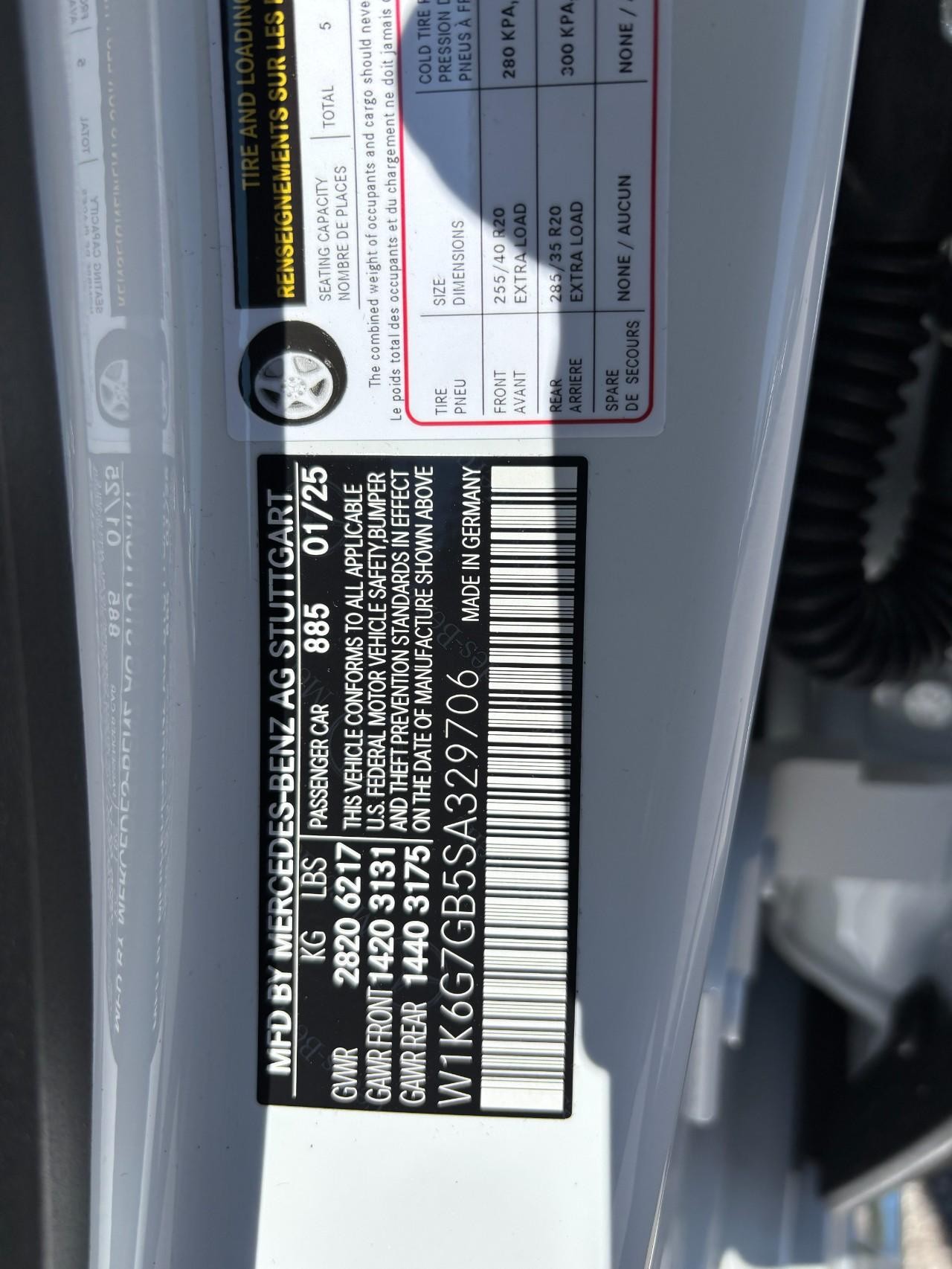 Mercedes-Benz S-Class Vehicle Full-screen Gallery Image 40