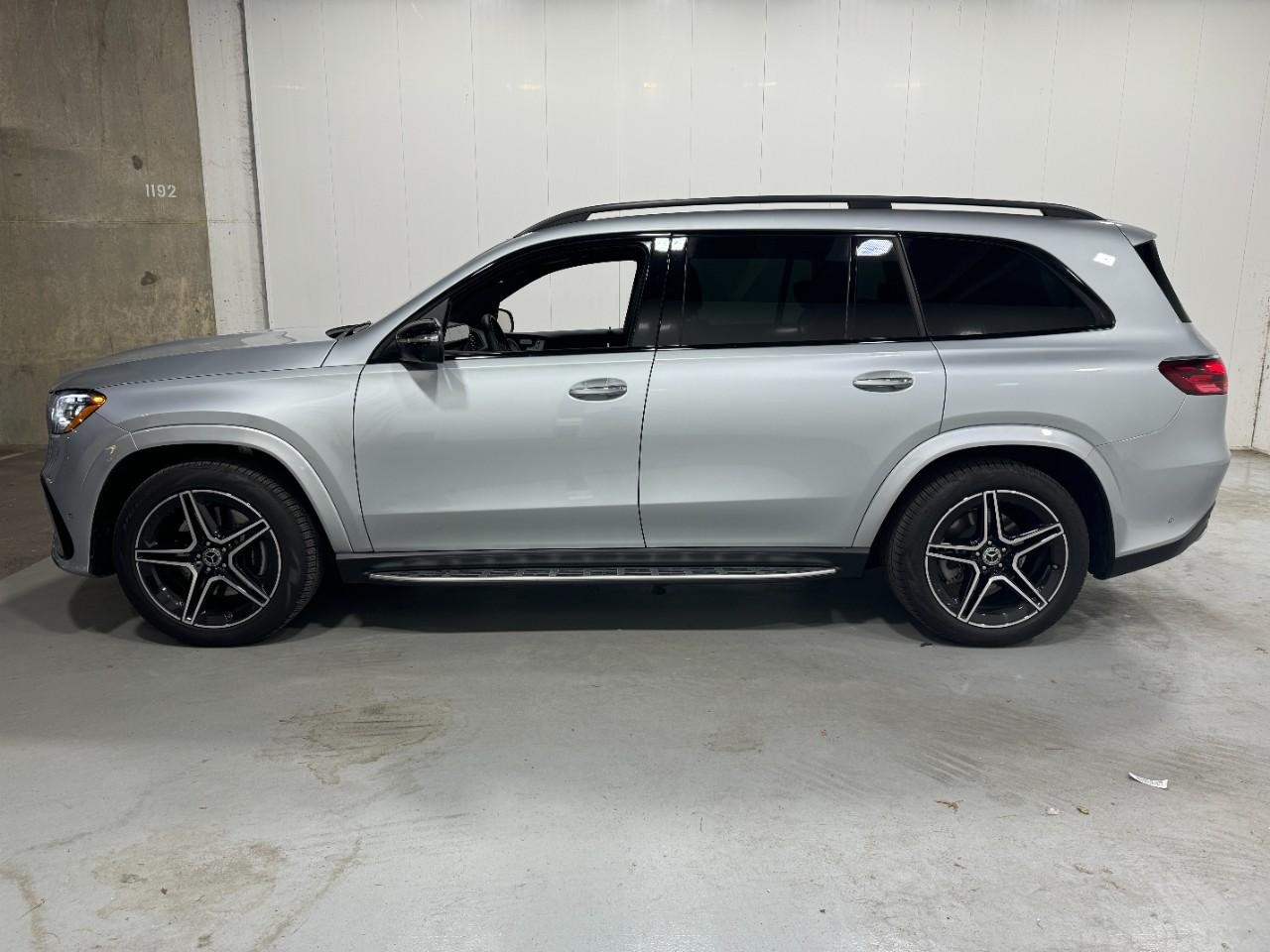 Mercedes-Benz GLS Vehicle Full-screen Gallery Image 2