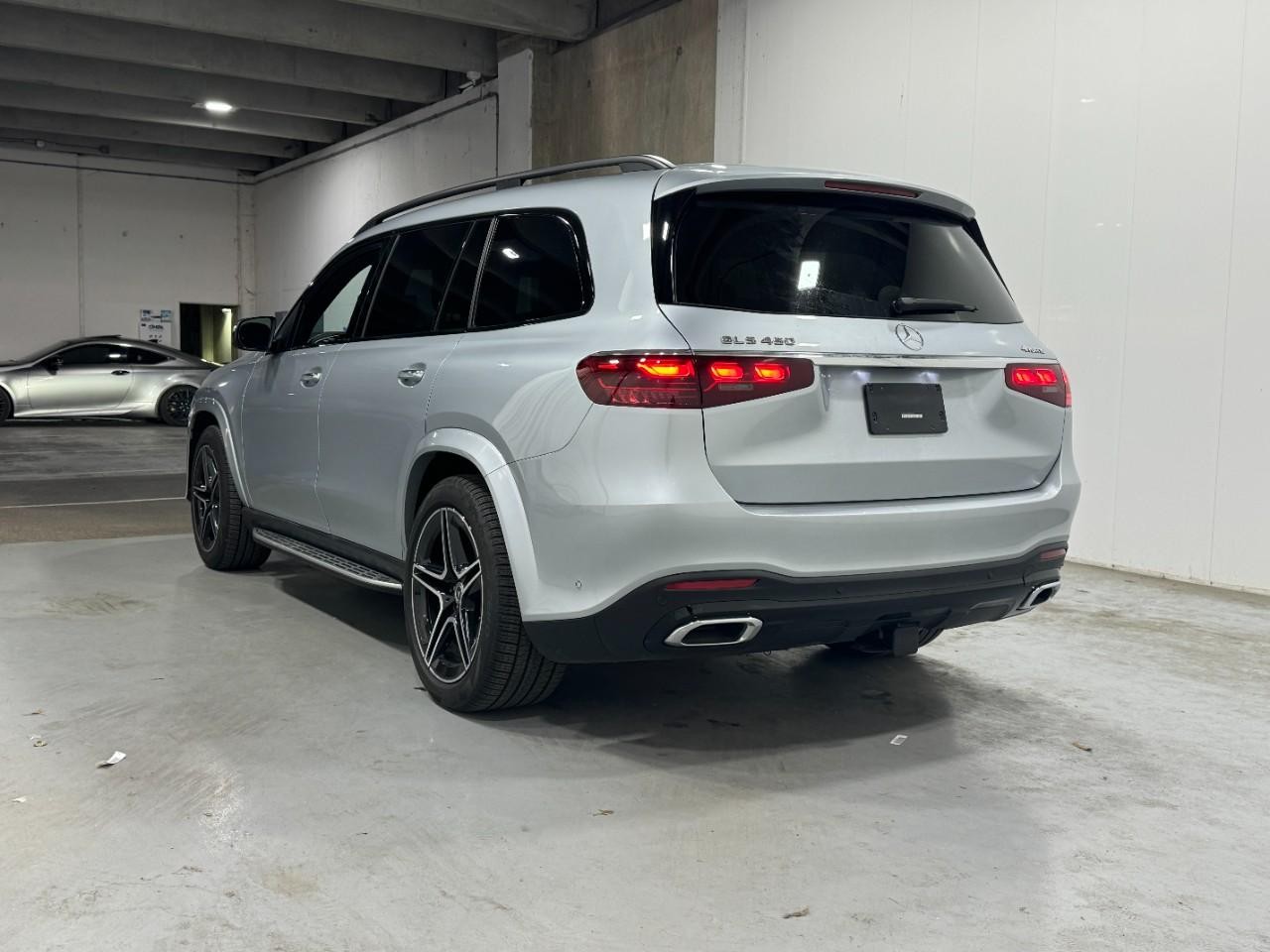 Mercedes-Benz GLS Vehicle Full-screen Gallery Image 3