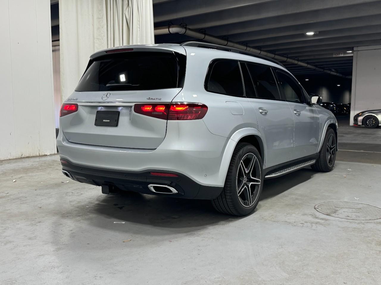 Mercedes-Benz GLS Vehicle Full-screen Gallery Image 4