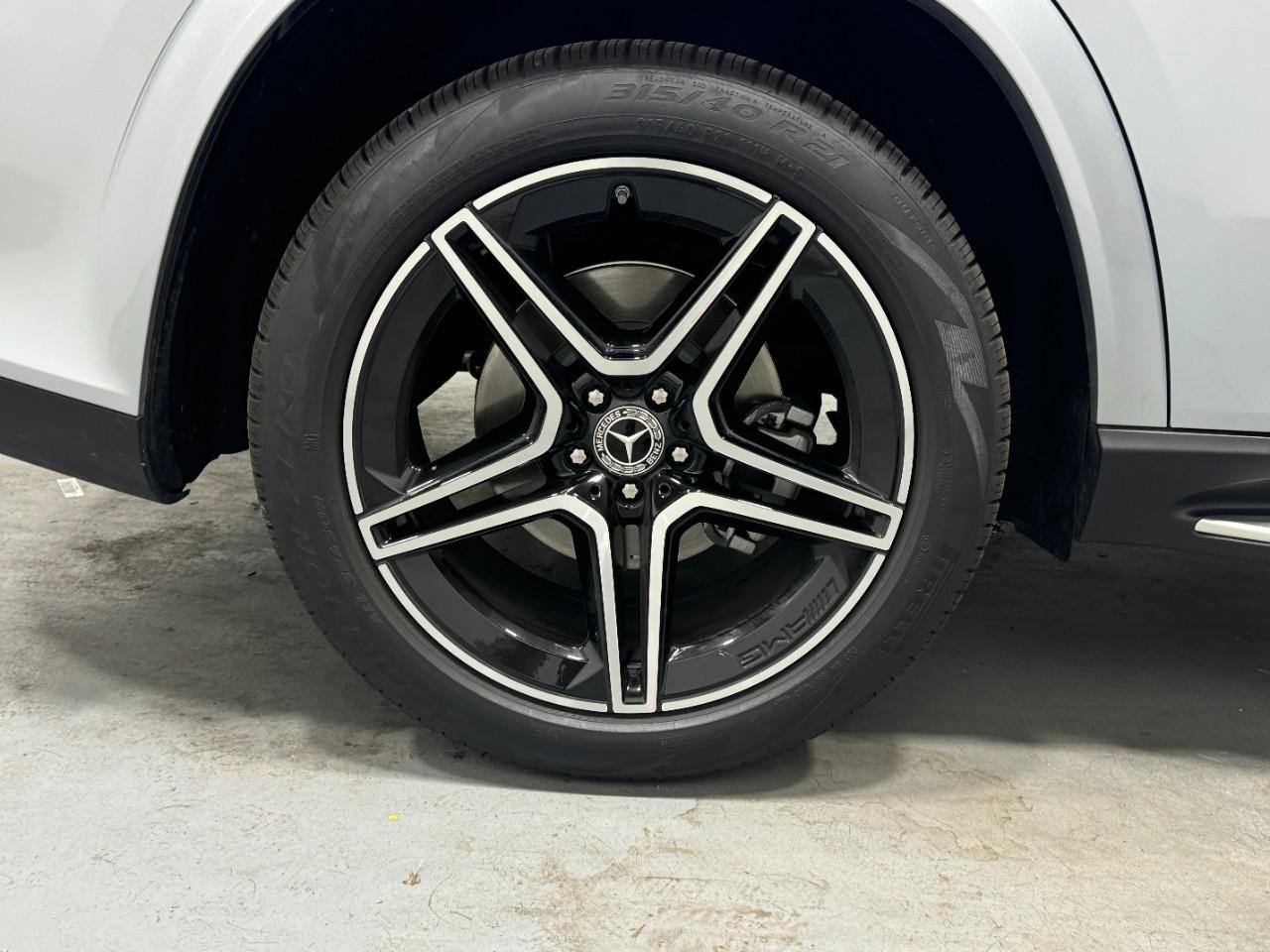 Mercedes-Benz GLS Vehicle Full-screen Gallery Image 5