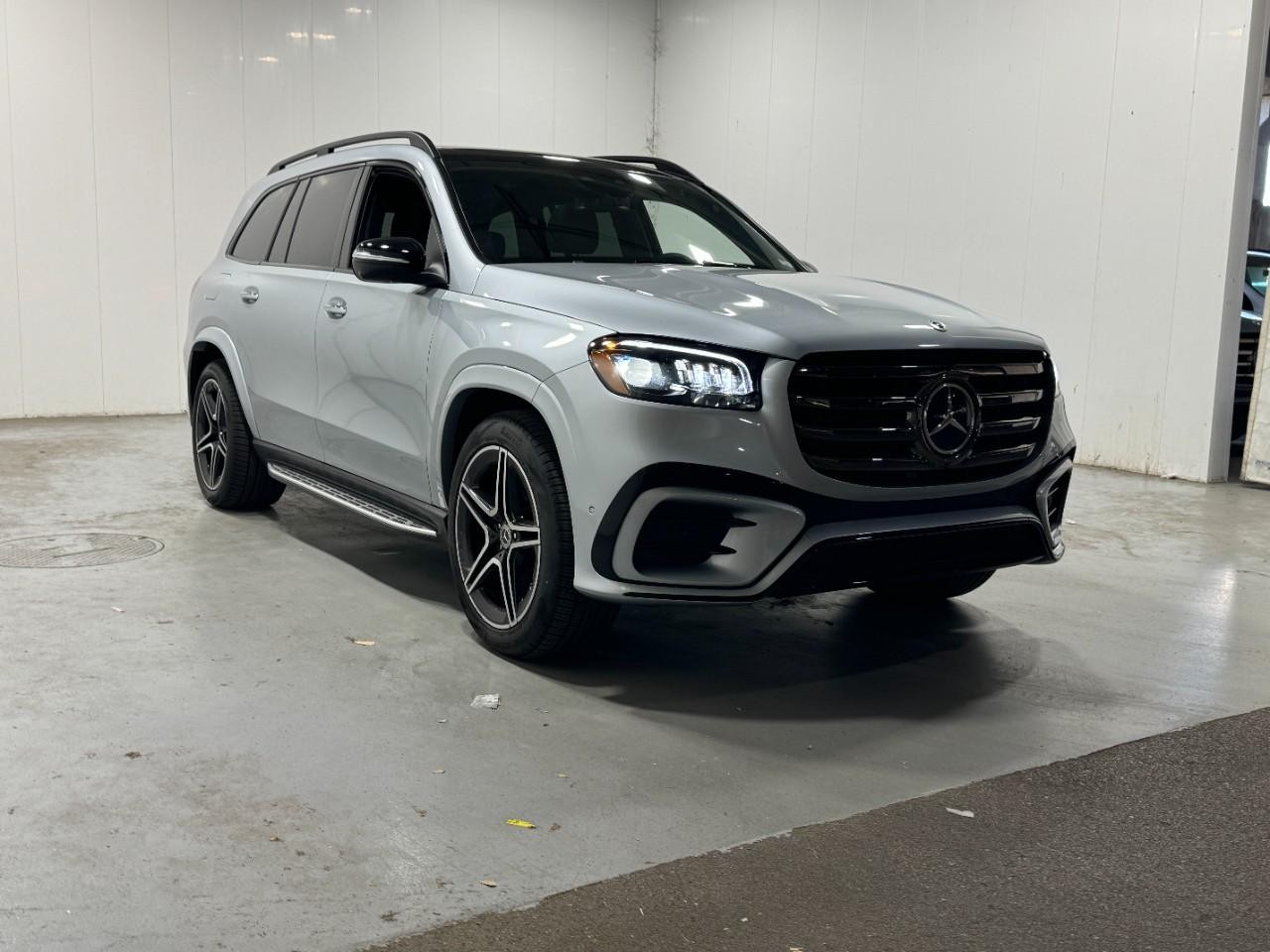 Mercedes-Benz GLS Vehicle Full-screen Gallery Image 6