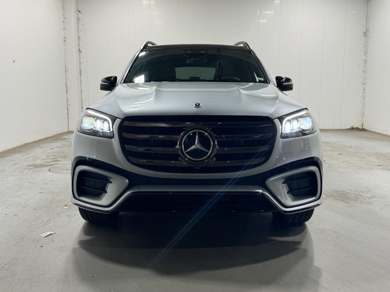 Mercedes-Benz GLS Vehicle Full-screen Gallery Image 7