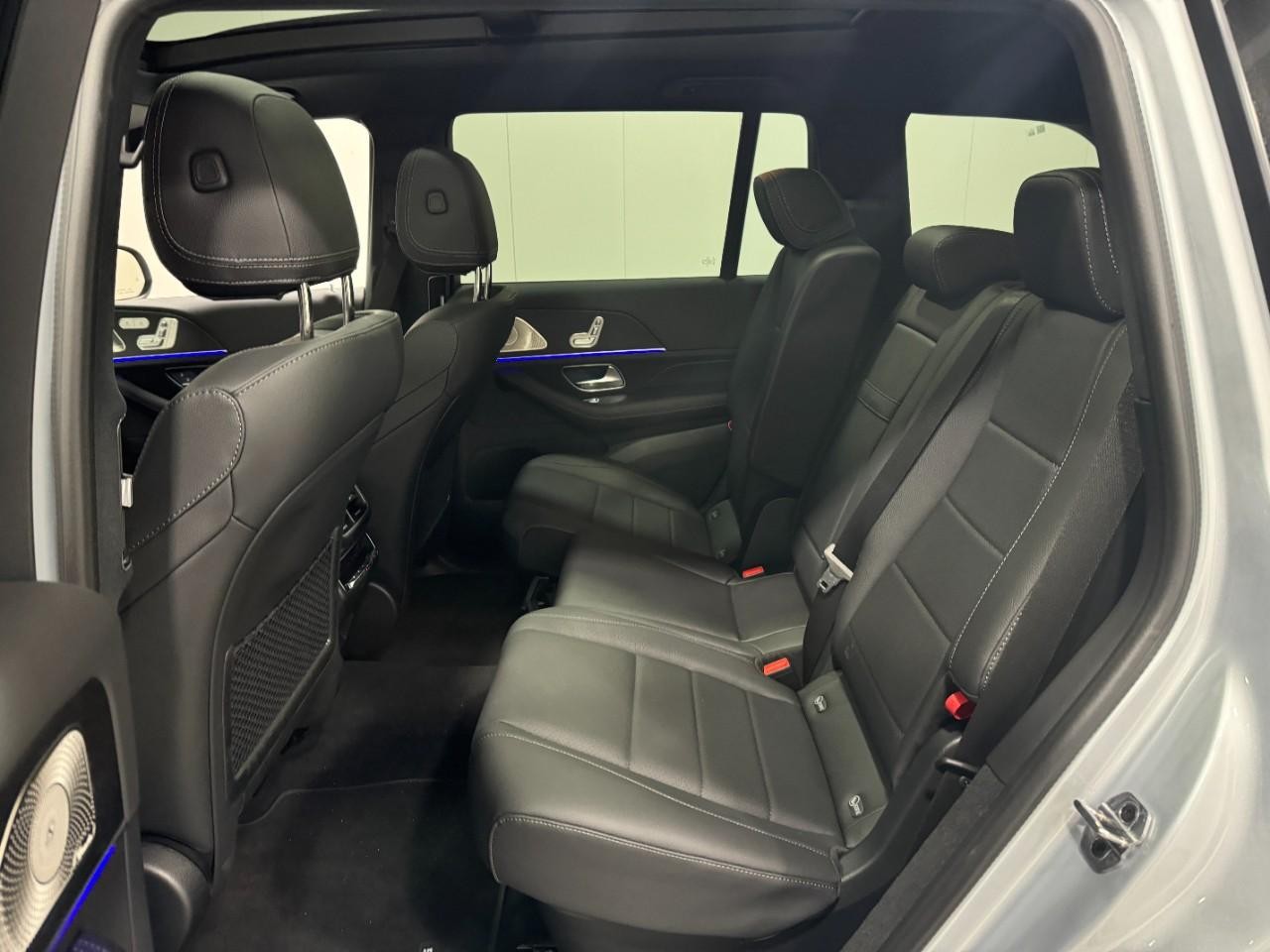 Mercedes-Benz GLS Vehicle Full-screen Gallery Image 8