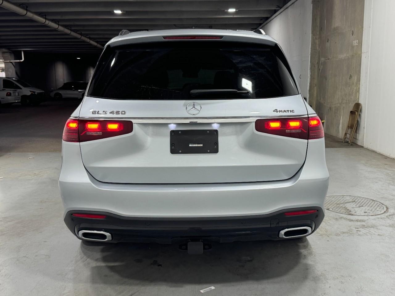 Mercedes-Benz GLS Vehicle Full-screen Gallery Image 9