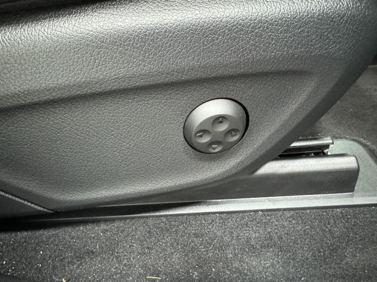 Mercedes-Benz GLS Vehicle Full-screen Gallery Image 21