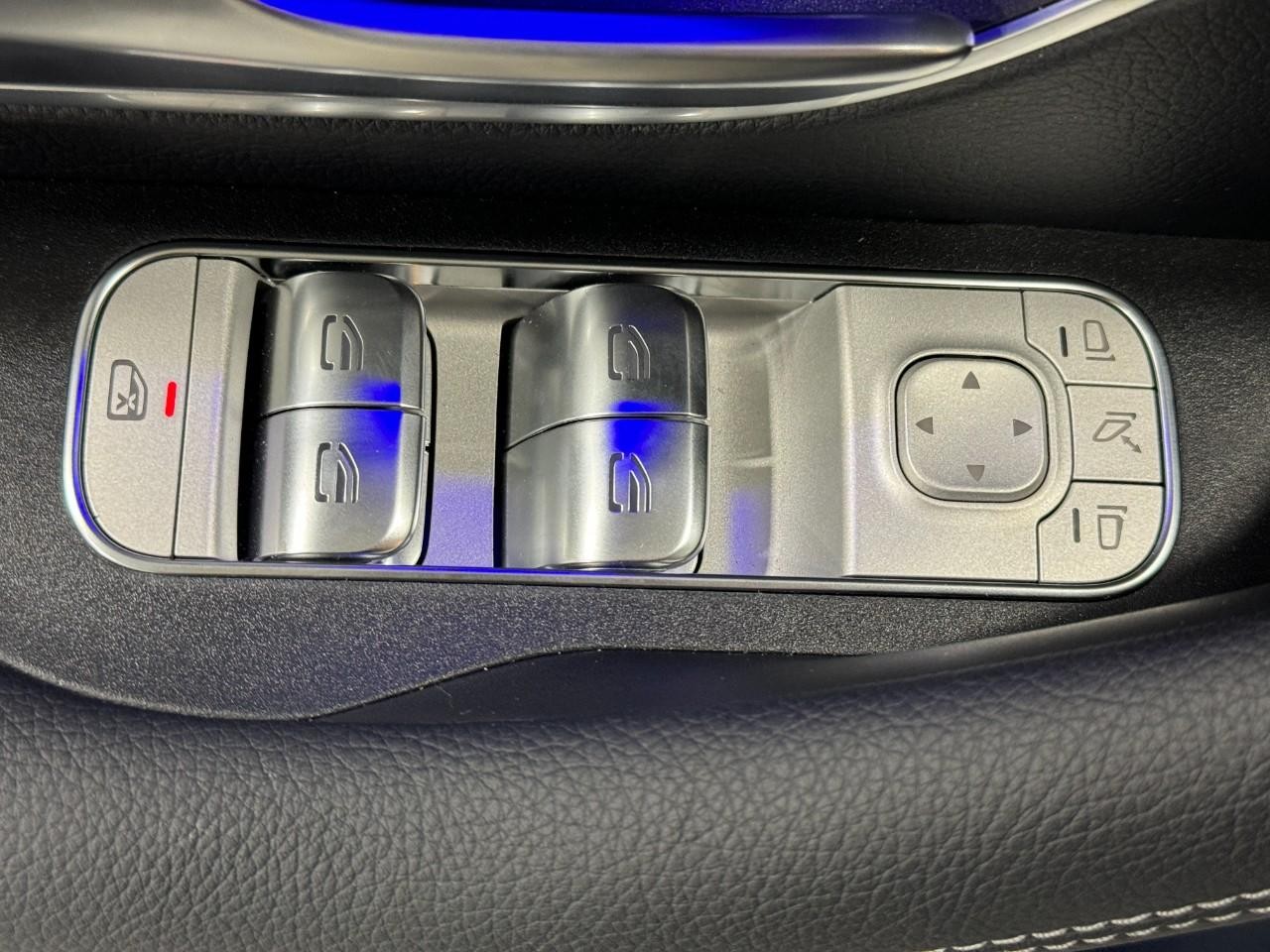 Mercedes-Benz GLS Vehicle Full-screen Gallery Image 28