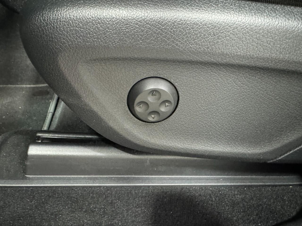 Mercedes-Benz GLS Vehicle Full-screen Gallery Image 32