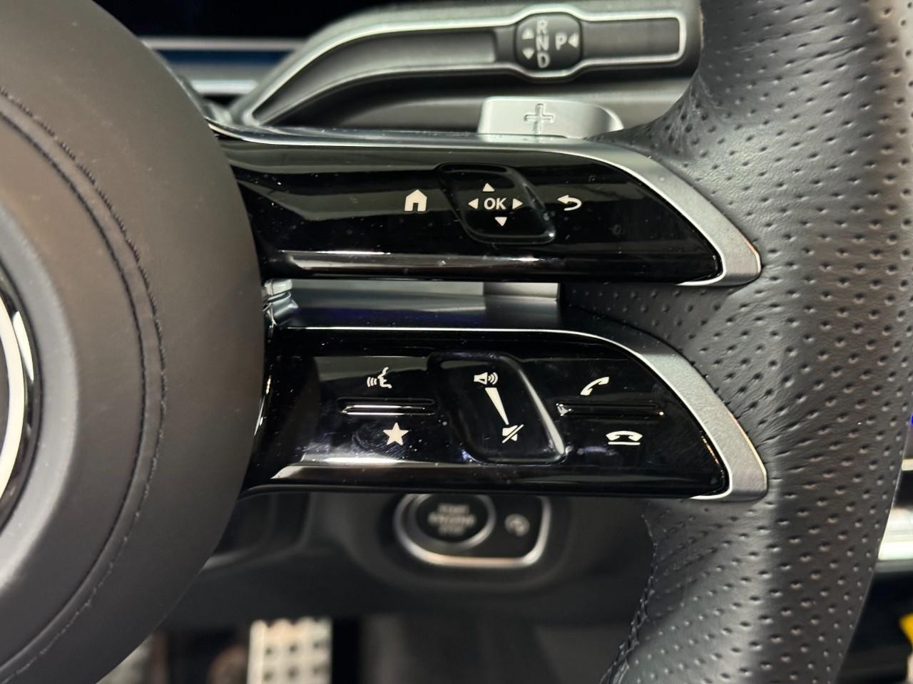 Mercedes-Benz GLS Vehicle Full-screen Gallery Image 35