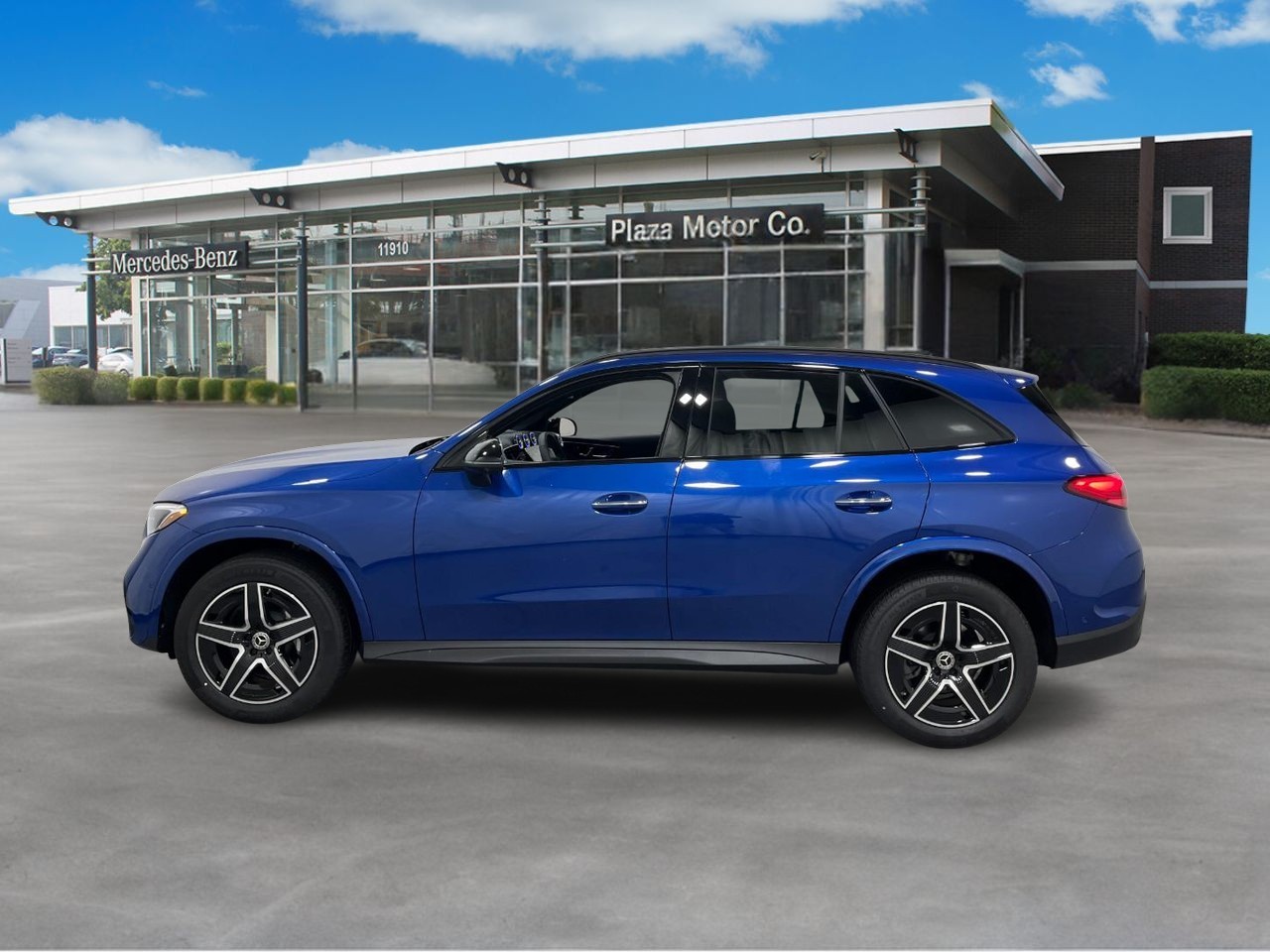 Mercedes-Benz GLC Vehicle Full-screen Gallery Image 2