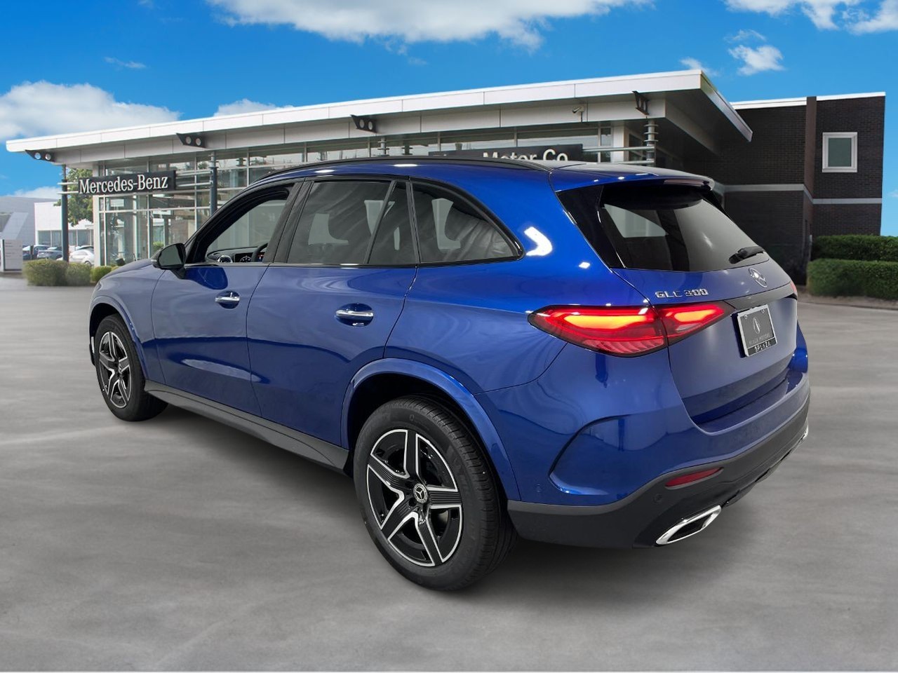 Mercedes-Benz GLC Vehicle Full-screen Gallery Image 3