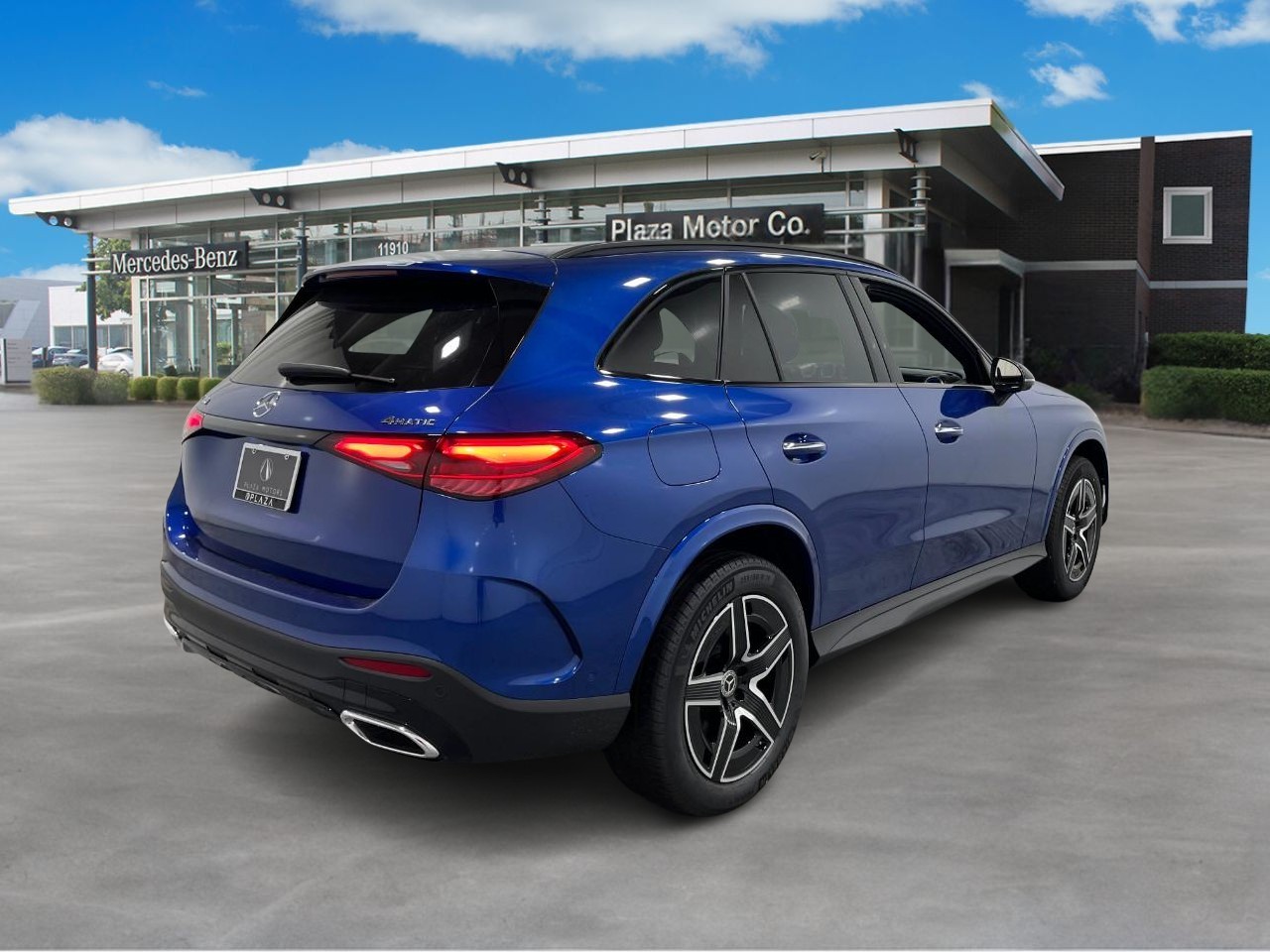 Mercedes-Benz GLC Vehicle Full-screen Gallery Image 4