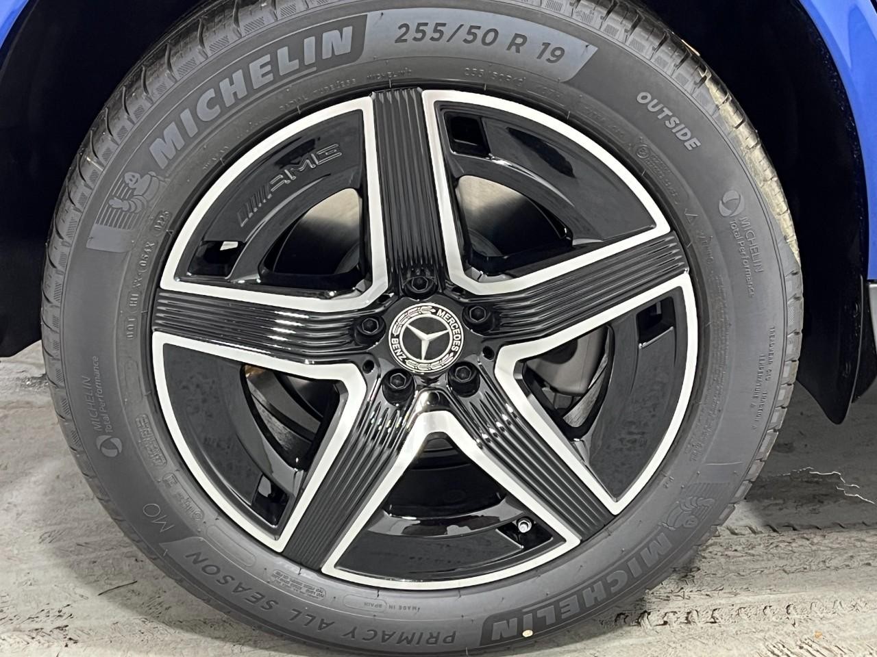 Mercedes-Benz GLC Vehicle Full-screen Gallery Image 5