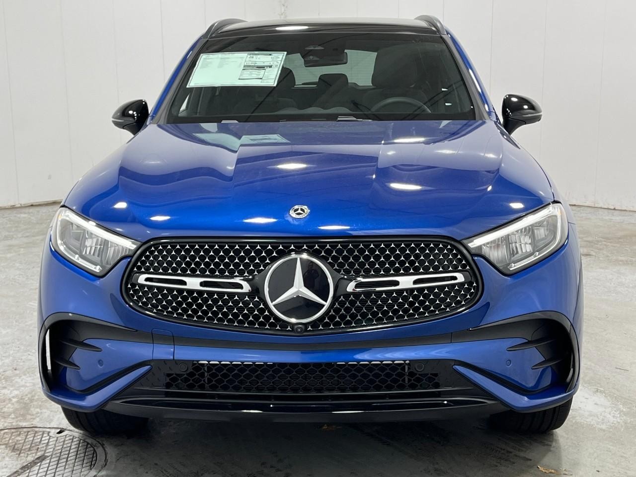 Mercedes-Benz GLC Vehicle Full-screen Gallery Image 7