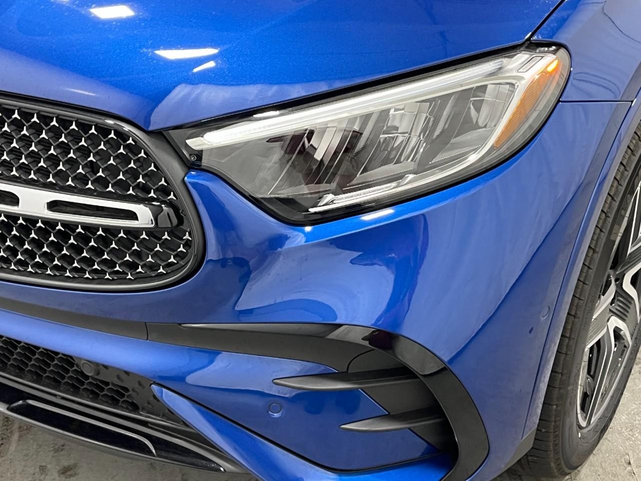 Mercedes-Benz GLC Vehicle Full-screen Gallery Image 9