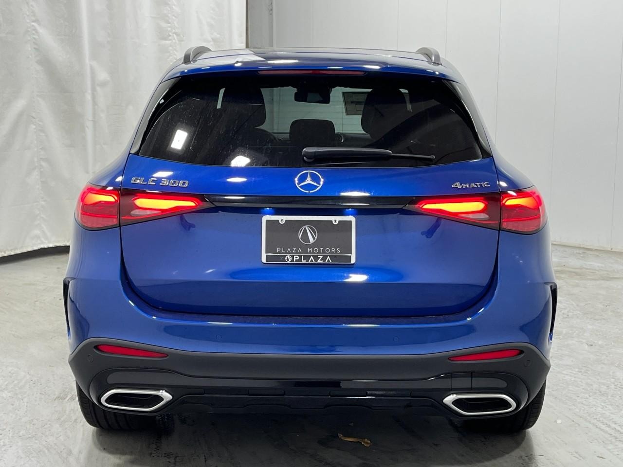 Mercedes-Benz GLC Vehicle Full-screen Gallery Image 10