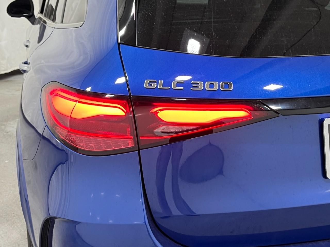 Mercedes-Benz GLC Vehicle Full-screen Gallery Image 11