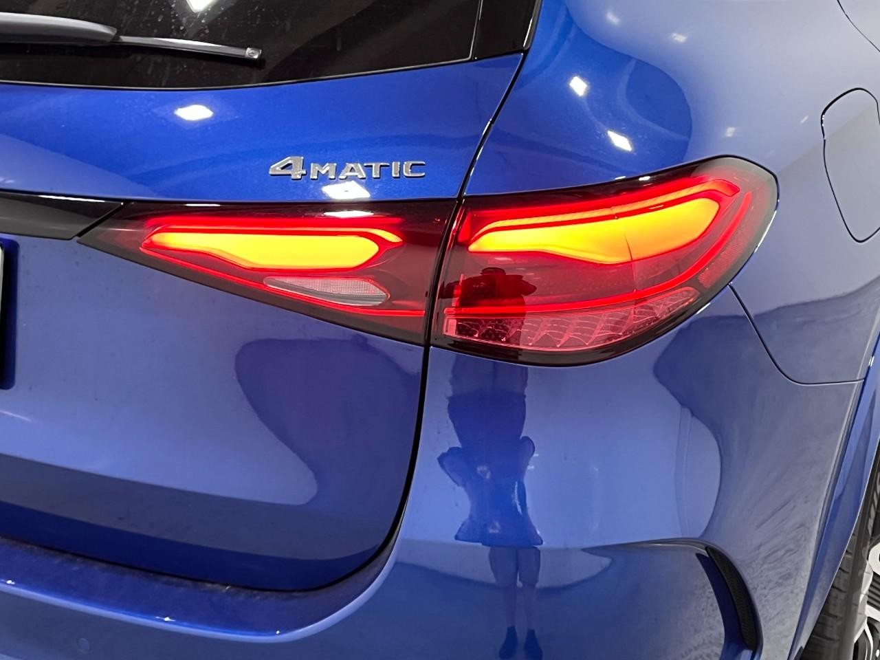 Mercedes-Benz GLC Vehicle Full-screen Gallery Image 12