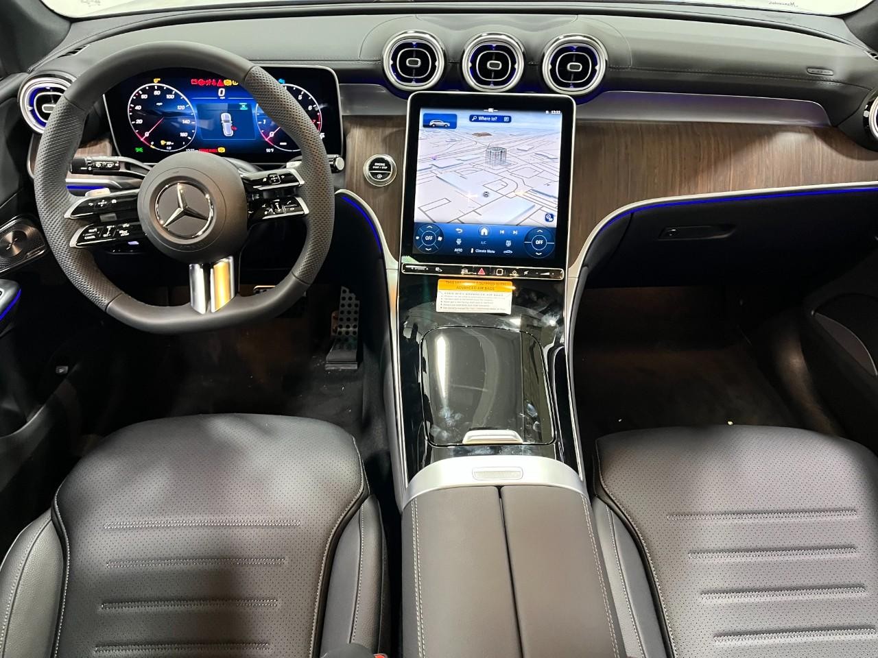 Mercedes-Benz GLC Vehicle Full-screen Gallery Image 14