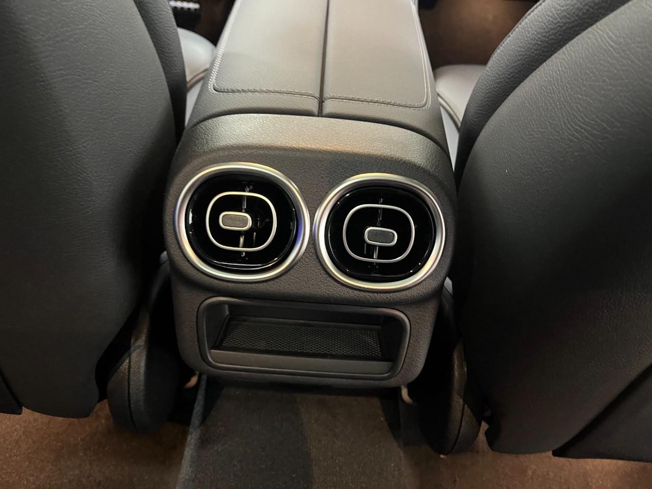 Mercedes-Benz GLC Vehicle Full-screen Gallery Image 18