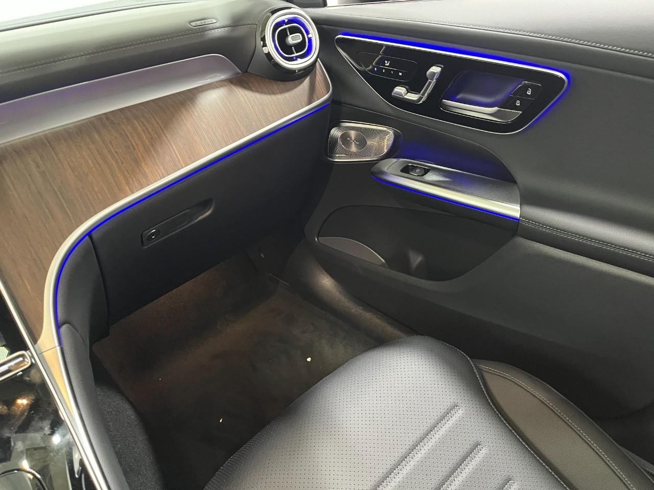 Mercedes-Benz GLC Vehicle Full-screen Gallery Image 19