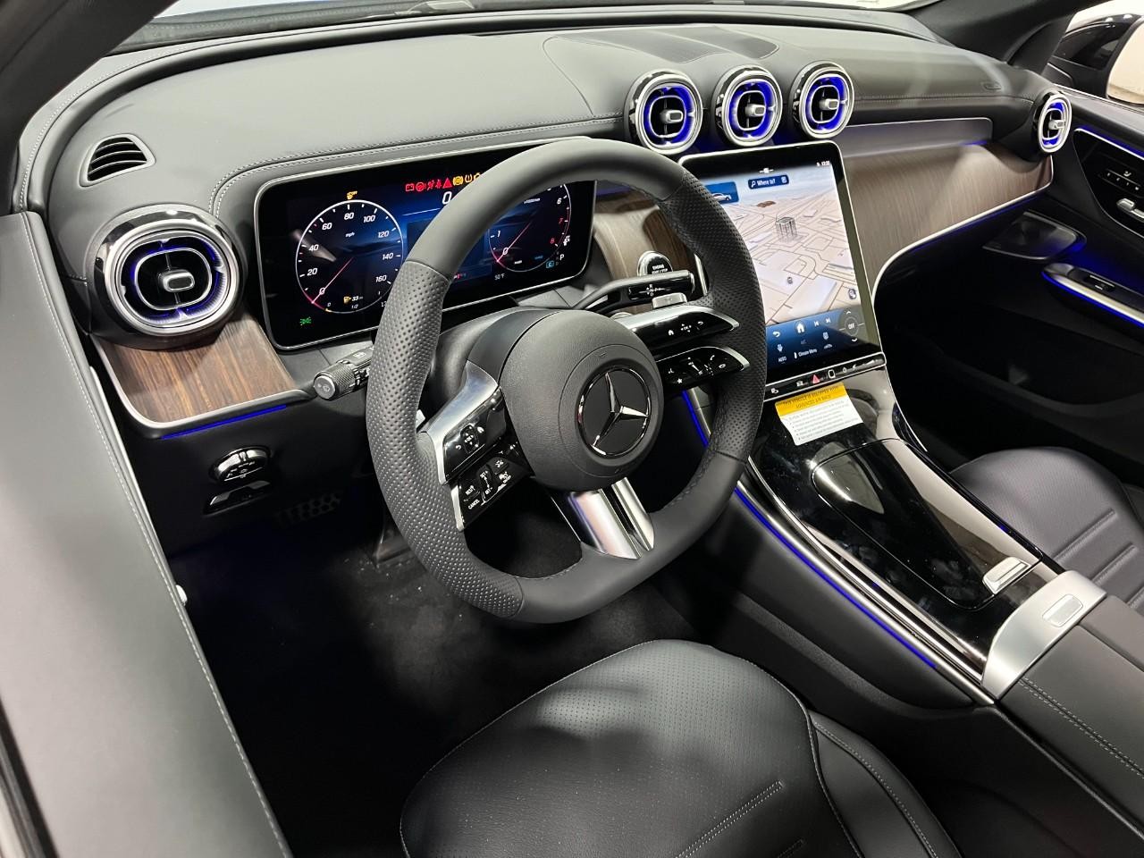 Mercedes-Benz GLC Vehicle Full-screen Gallery Image 20