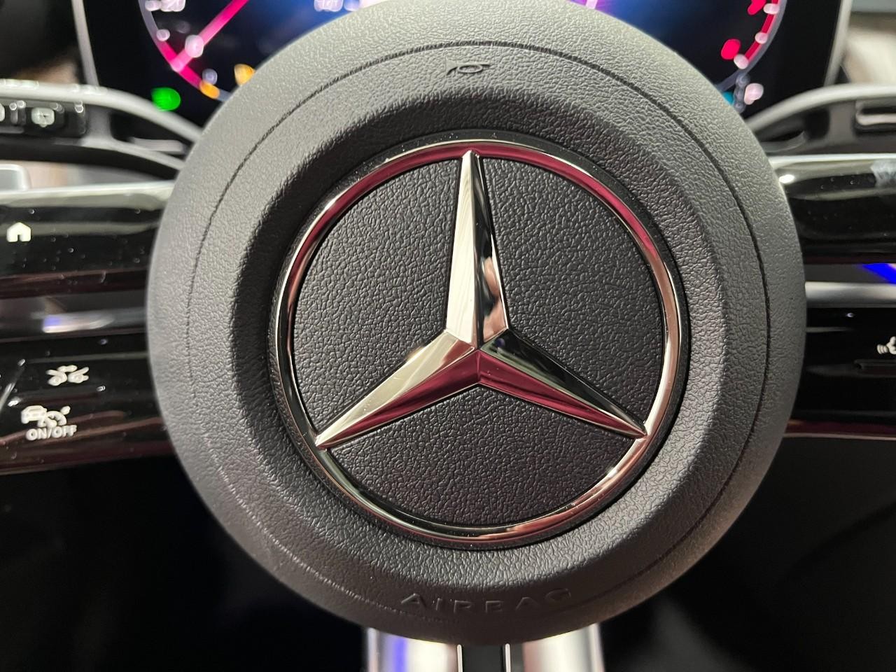 Mercedes-Benz GLC Vehicle Full-screen Gallery Image 22