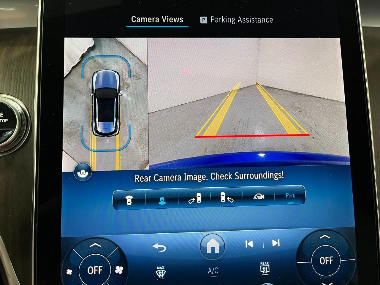 Mercedes-Benz GLC Vehicle Full-screen Gallery Image 26